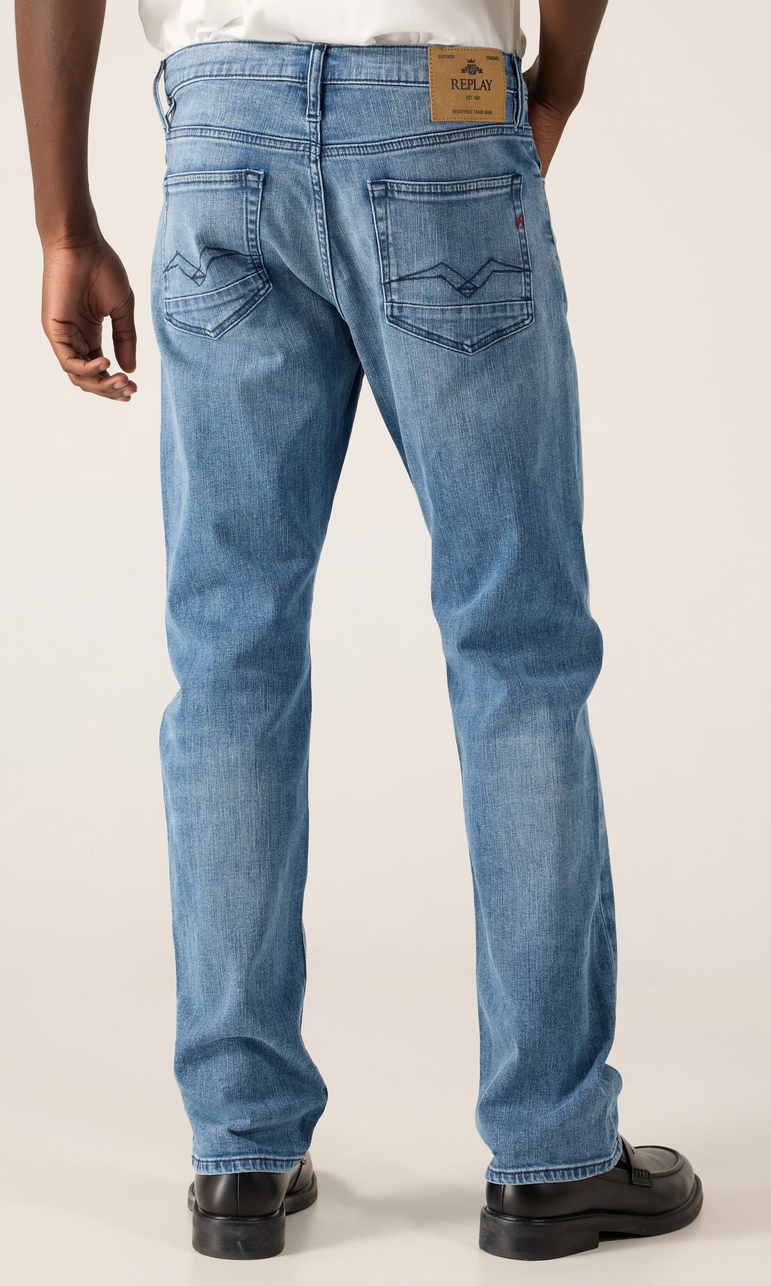 Aideen Medium Blå Jeans. Back. Model.