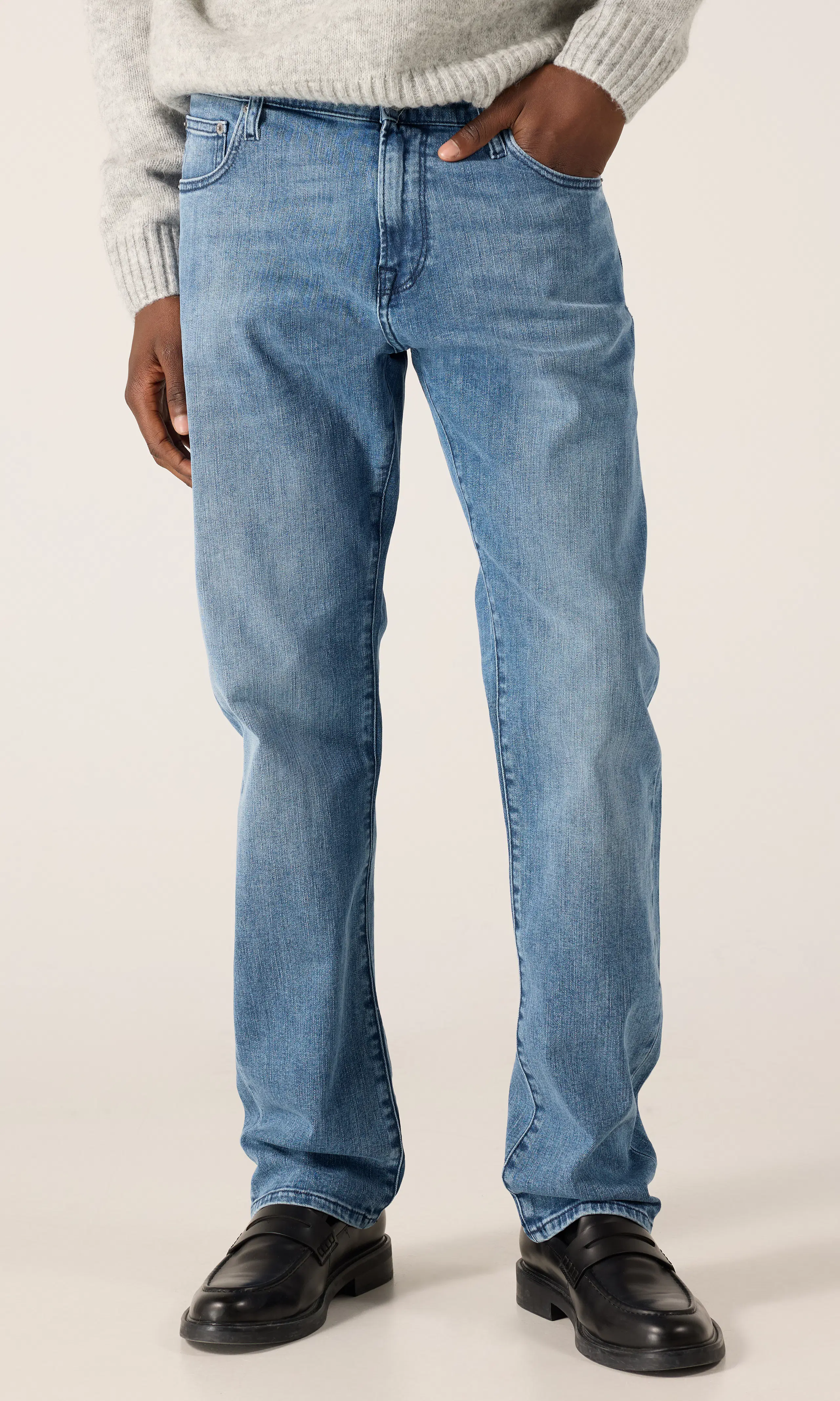 Aideen Medium Blå Jeans. Front. Model.