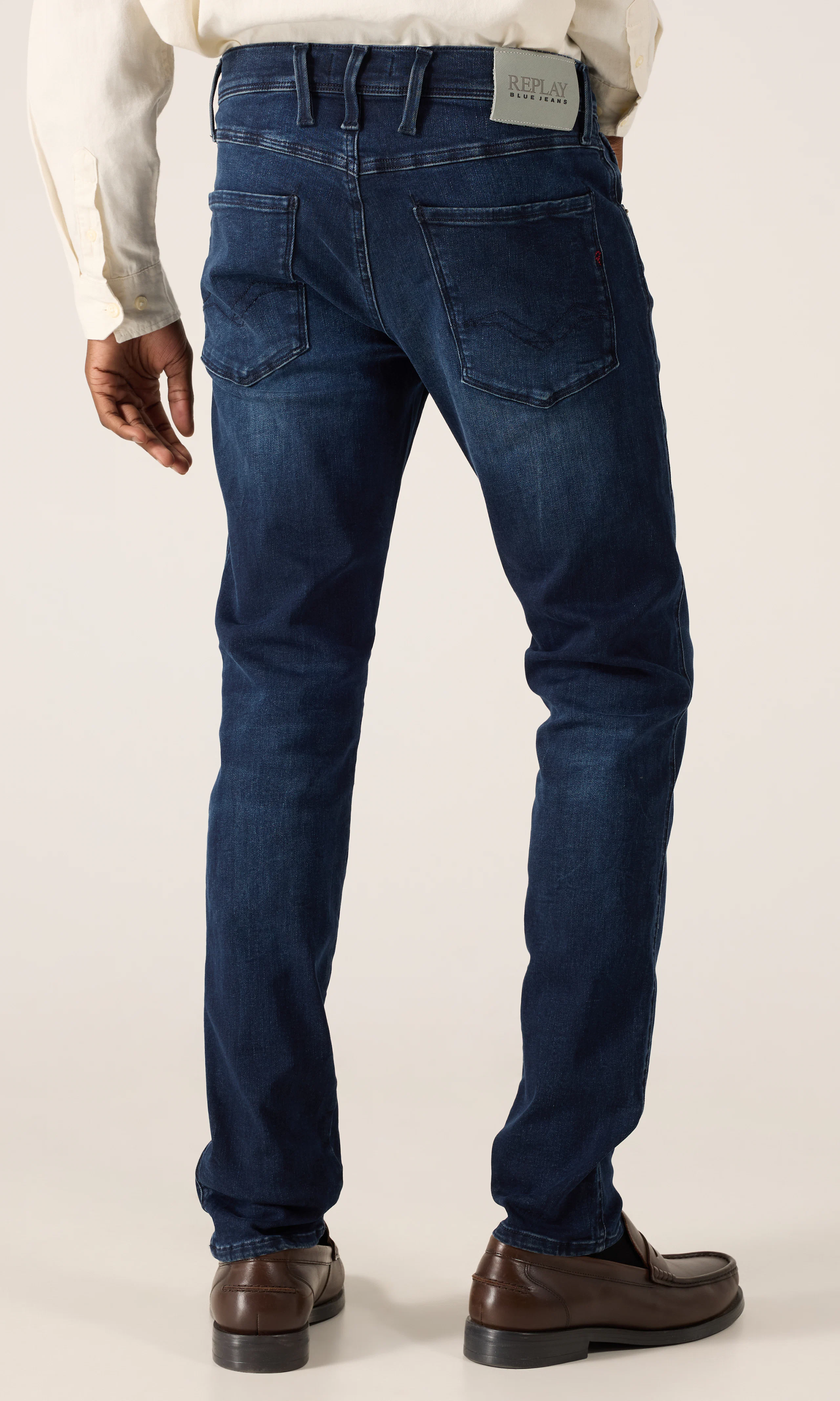 Anbass Hyperflex Mörkblå Jeans. Back. Model.