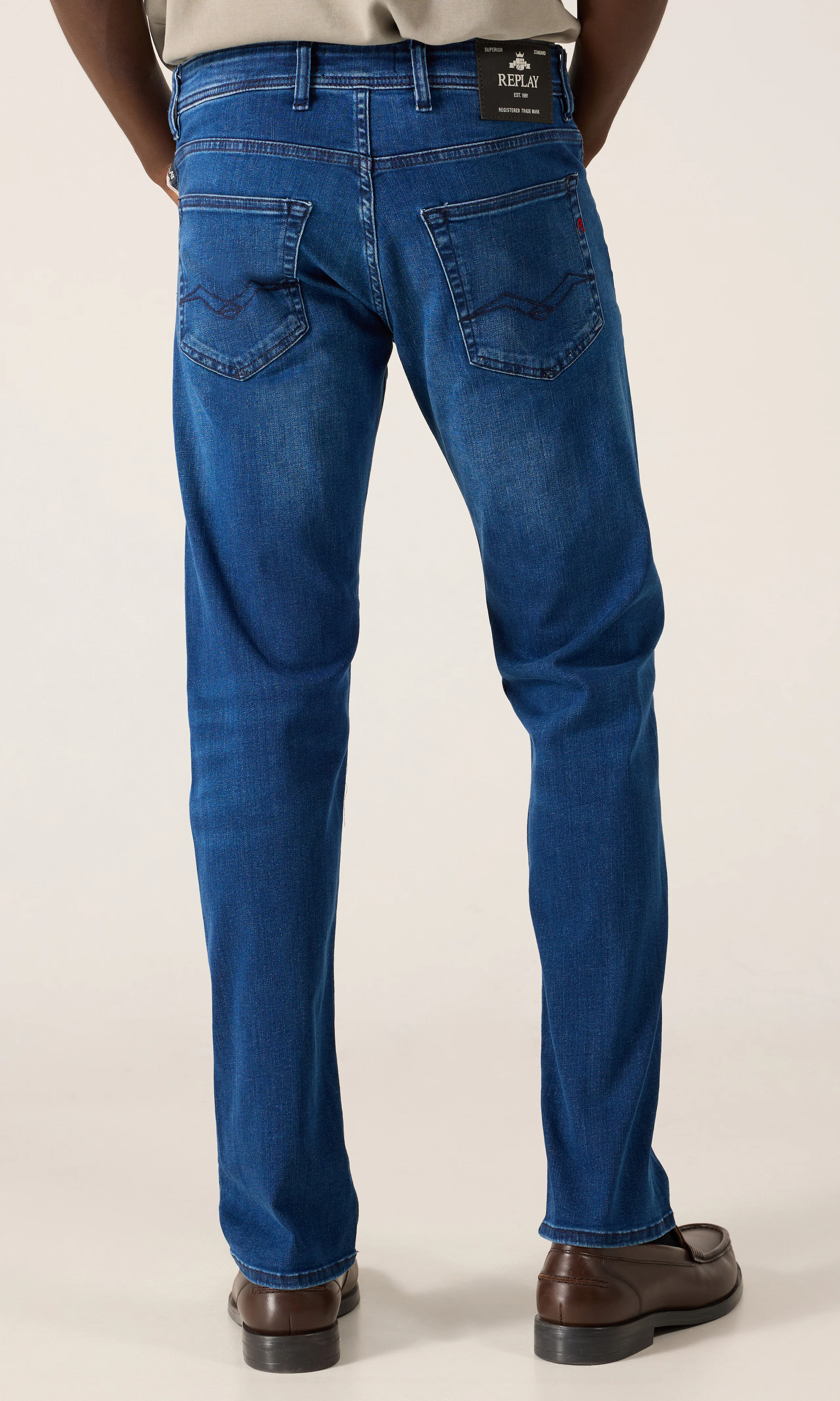 Grover Power Stretch Mörkblå Jeans. Back. Model.