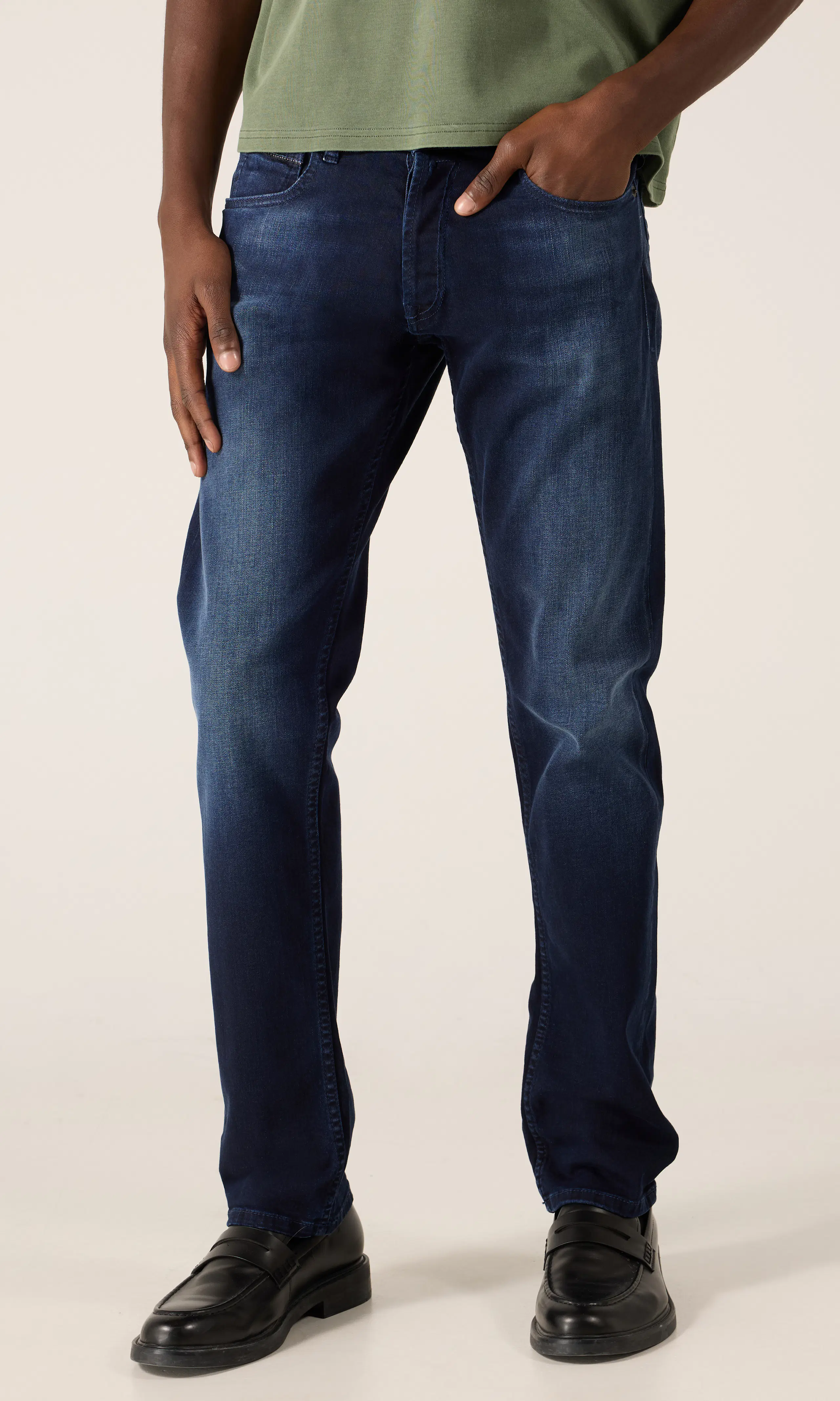 Grover Mörkblå Jeans. Front. Model.
