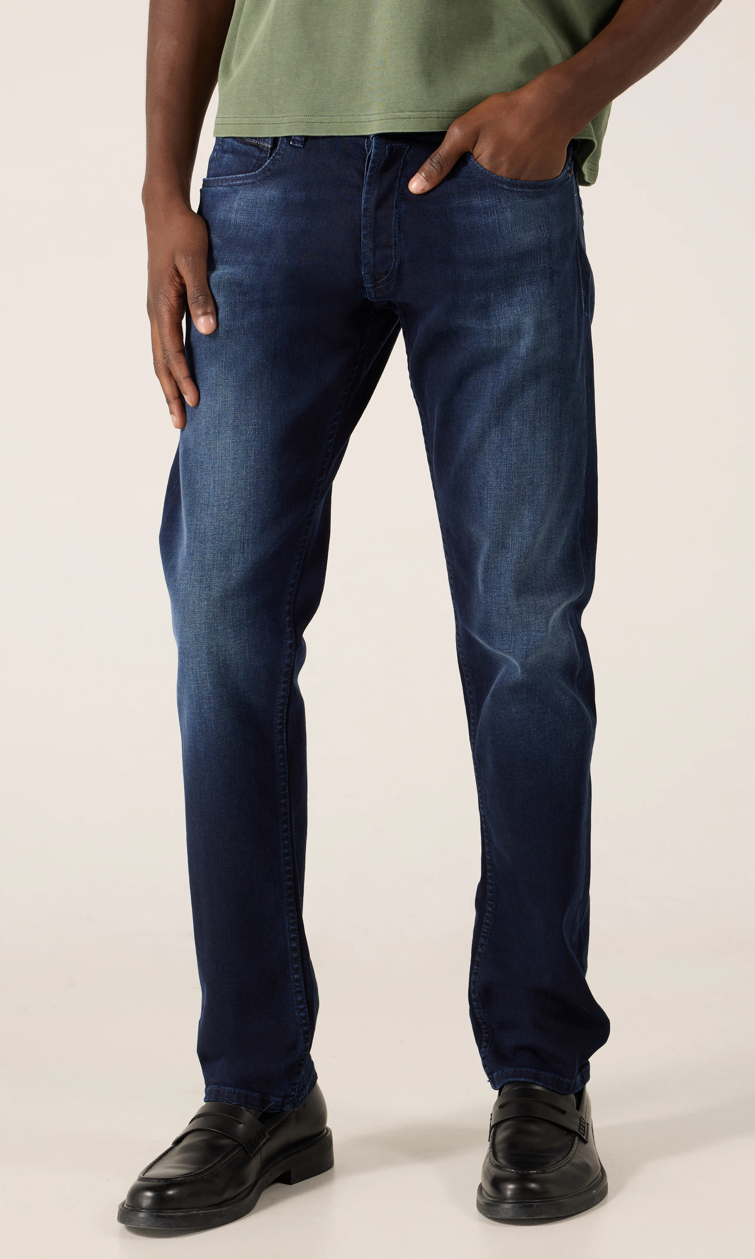 Grover Mörkblå Jeans. Front. Model.