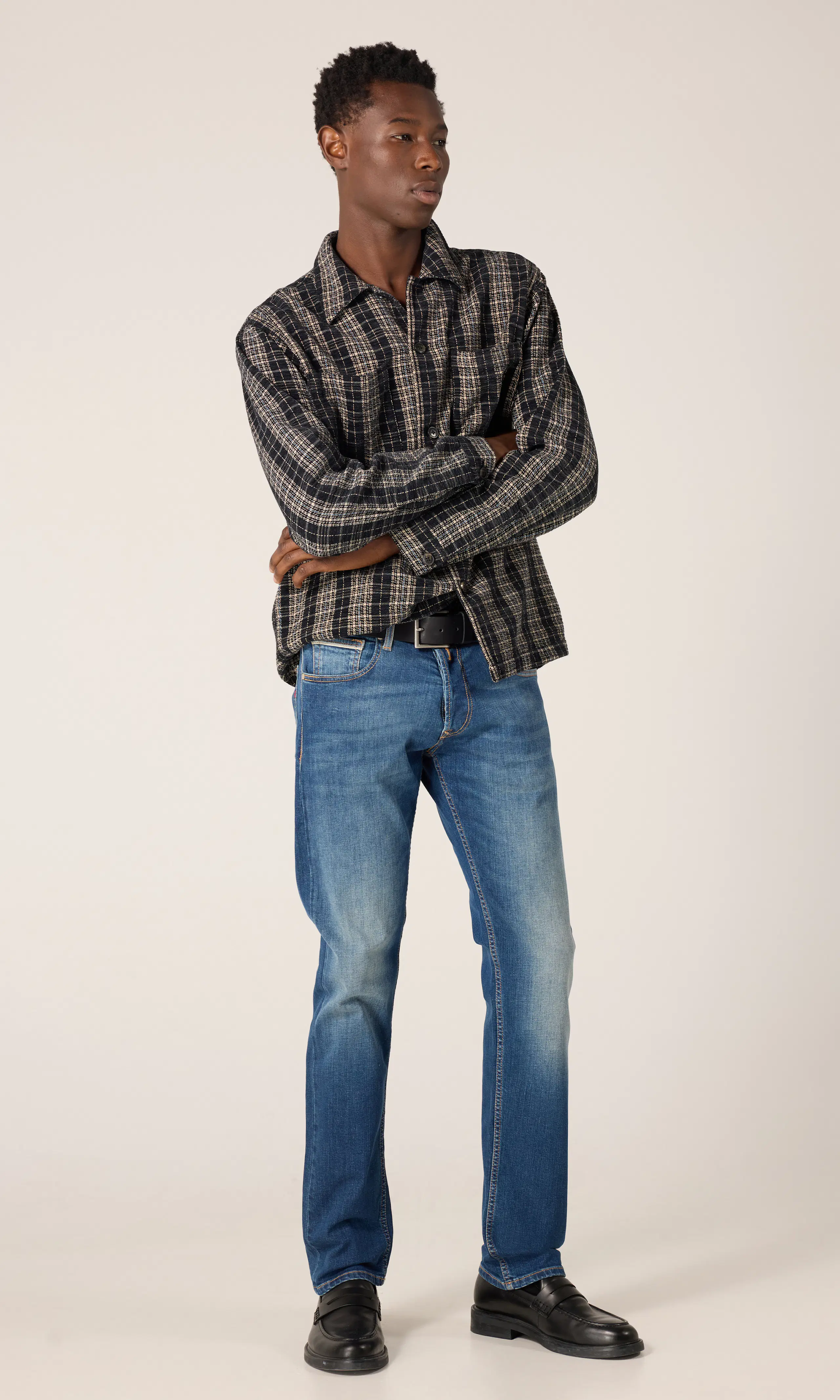 Grover Medium Blå Jeans. Front 1. Model.