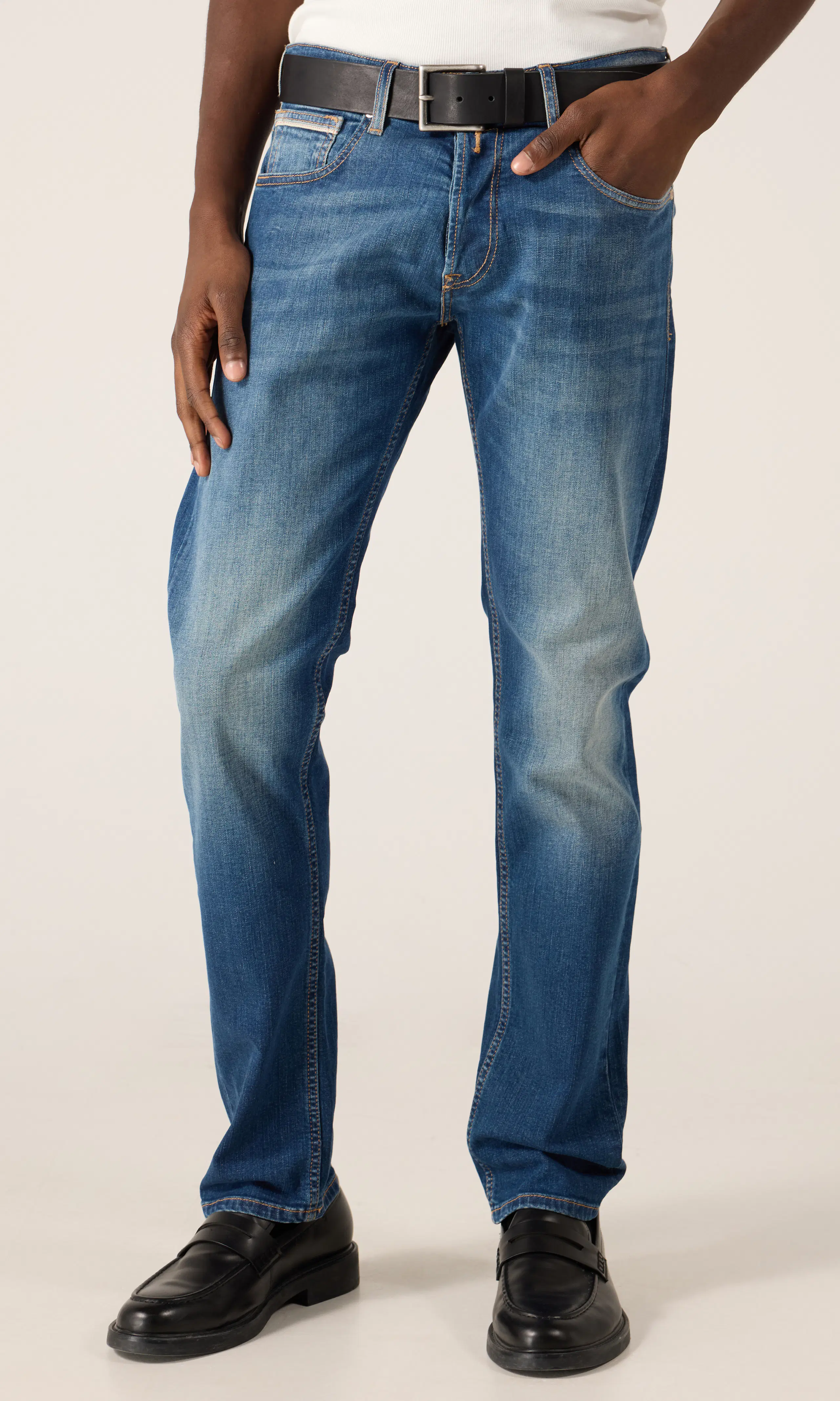 Grover Medium Blå Jeans. Front. Model.