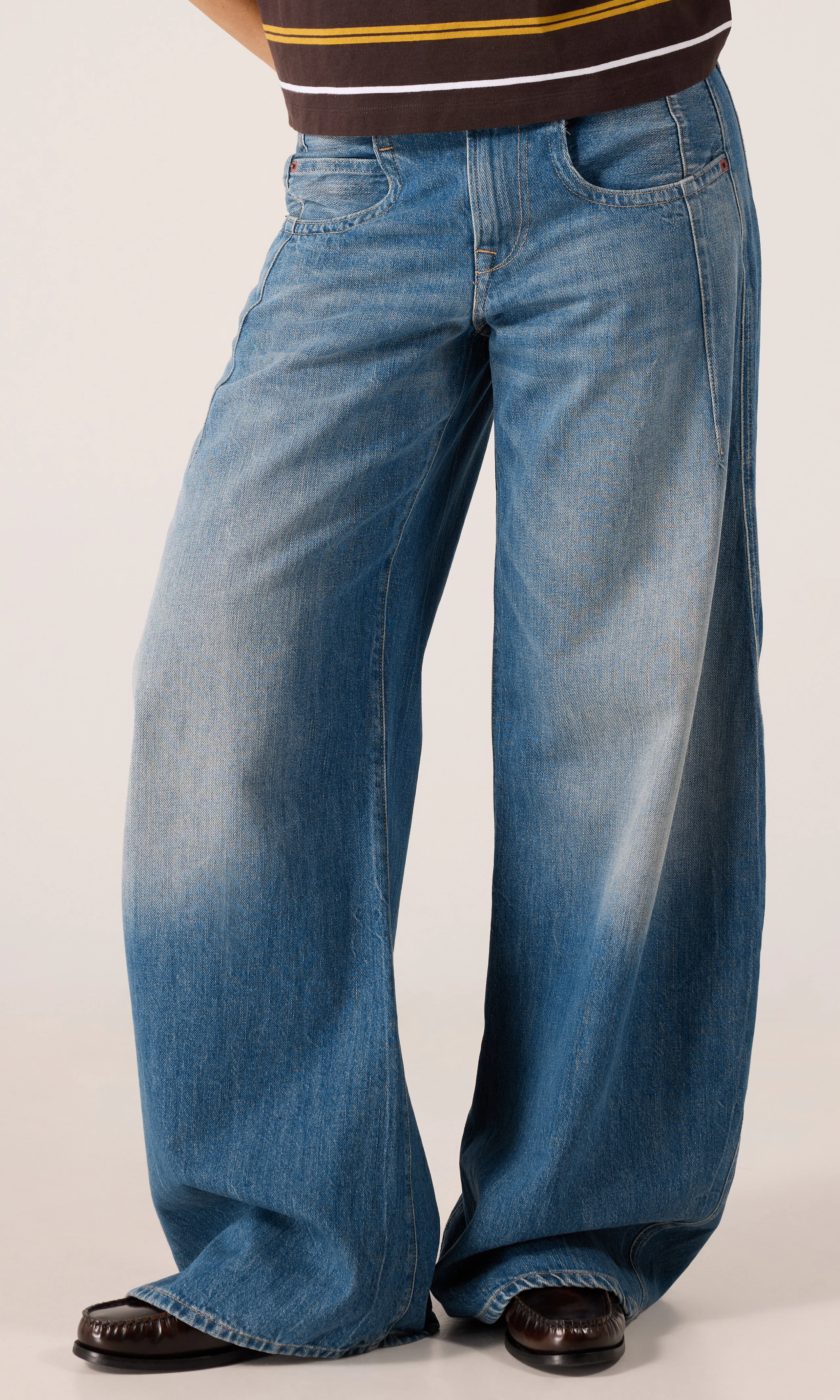 Hallebe Barrel Medium Blå Jeans. Front 1. Model.