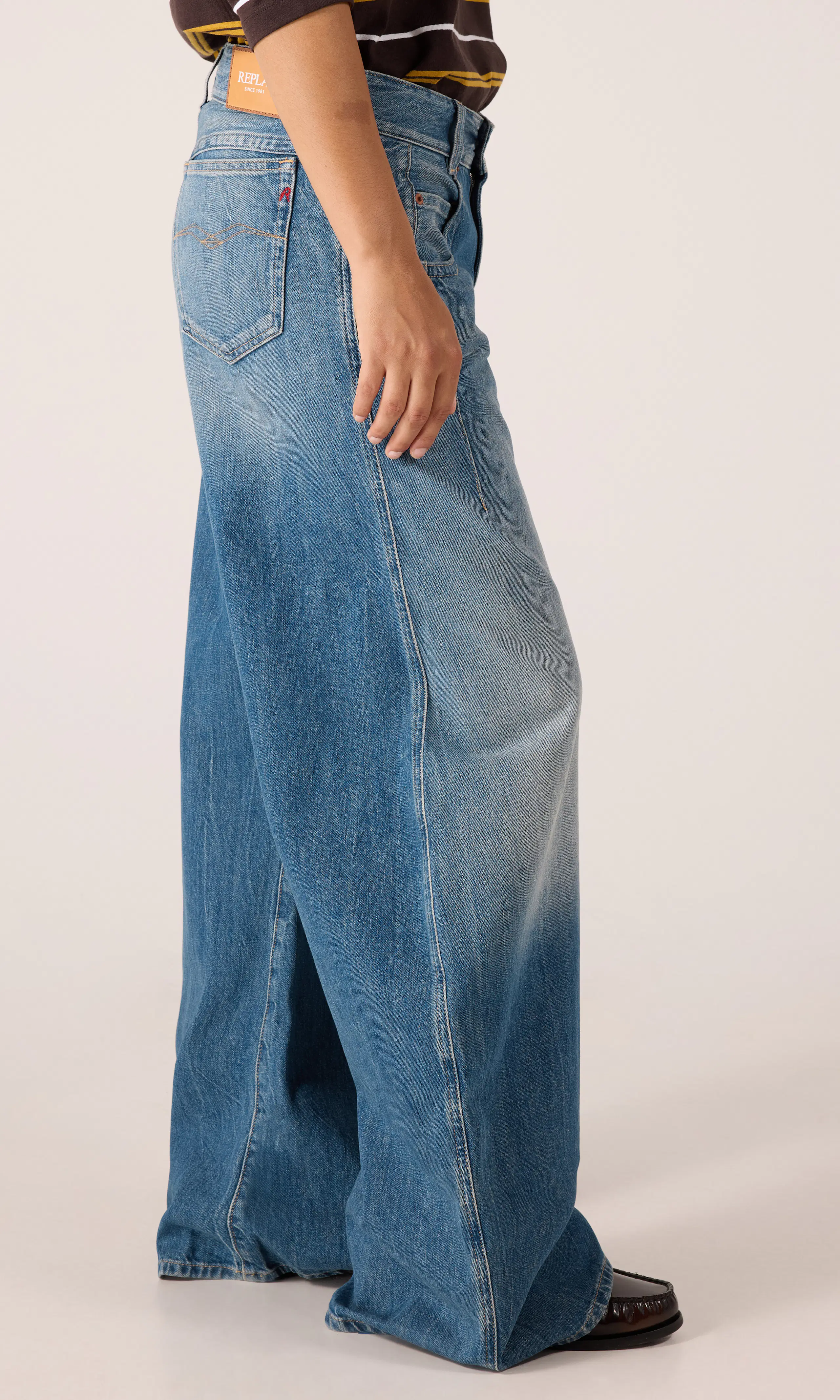 Hallebe Barrel Medium Blå Jeans. Front 2. Model.