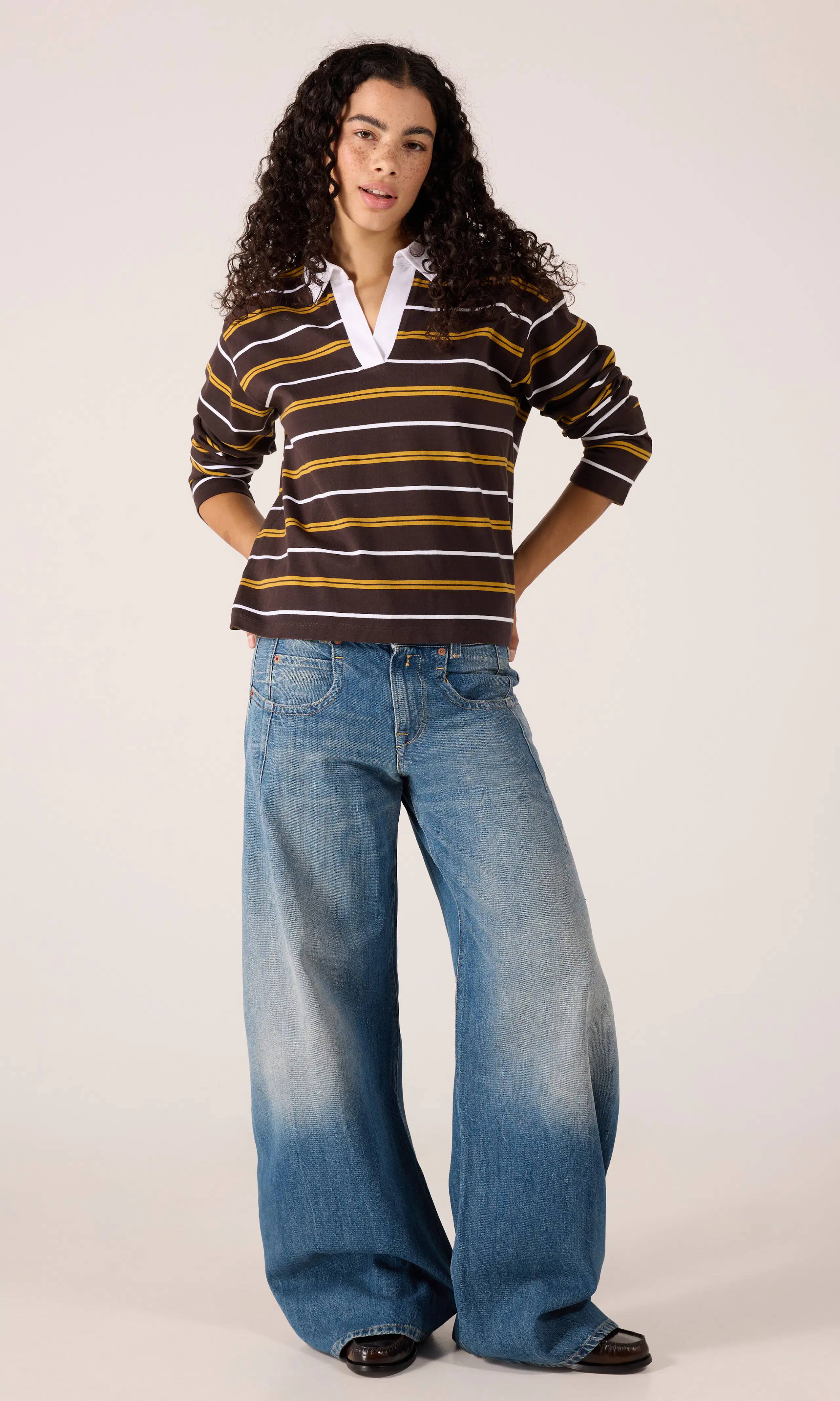 Hallebe Barrel Medium Blå Jeans. Front. Model.