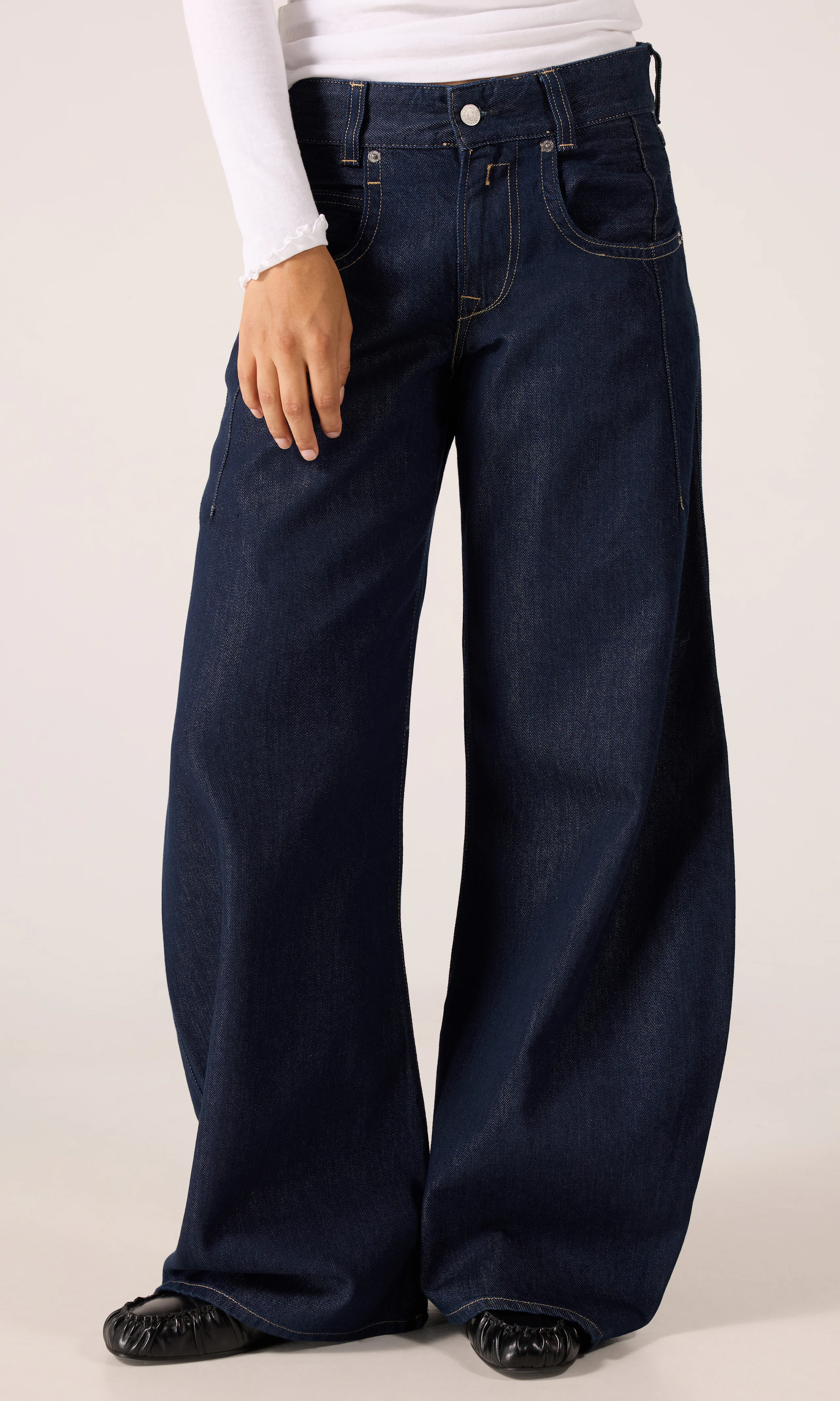 Hallebe Barrel Mörkblå Jeans. Front. Model.