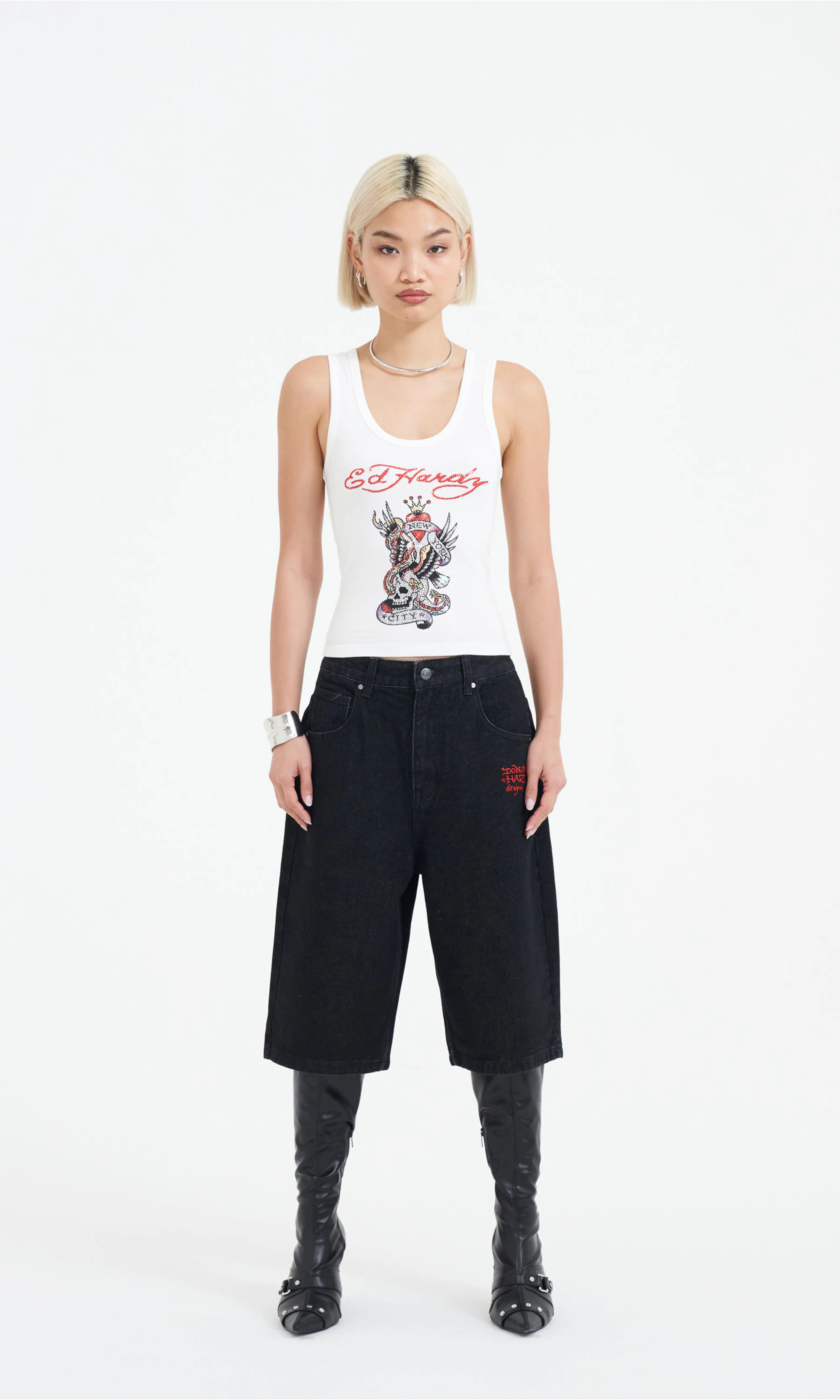 New York City Diamante Cropped Vest Toppi. Front 1. Model.