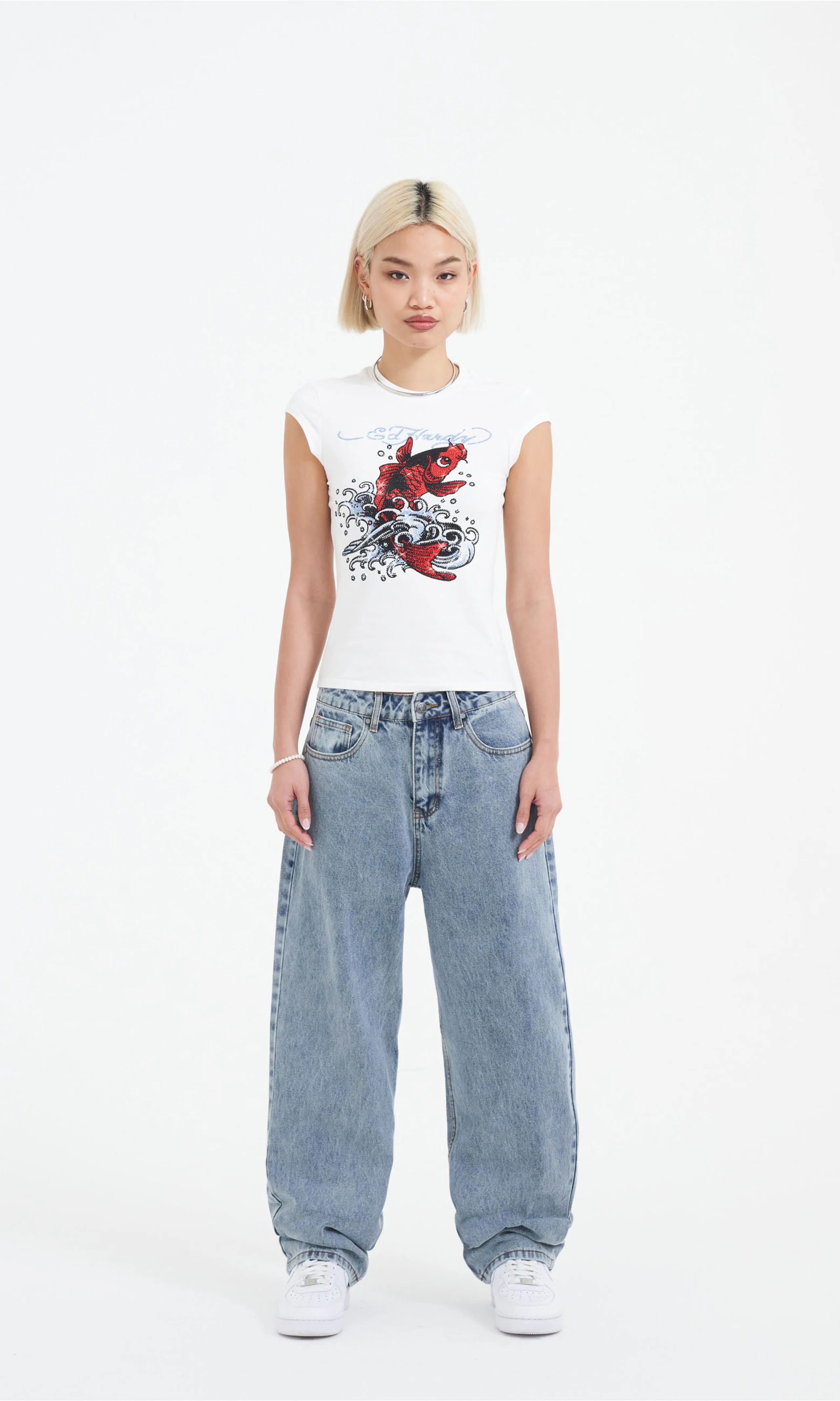 Koi Fish Diamante T-skjorte. Front 1. Model.