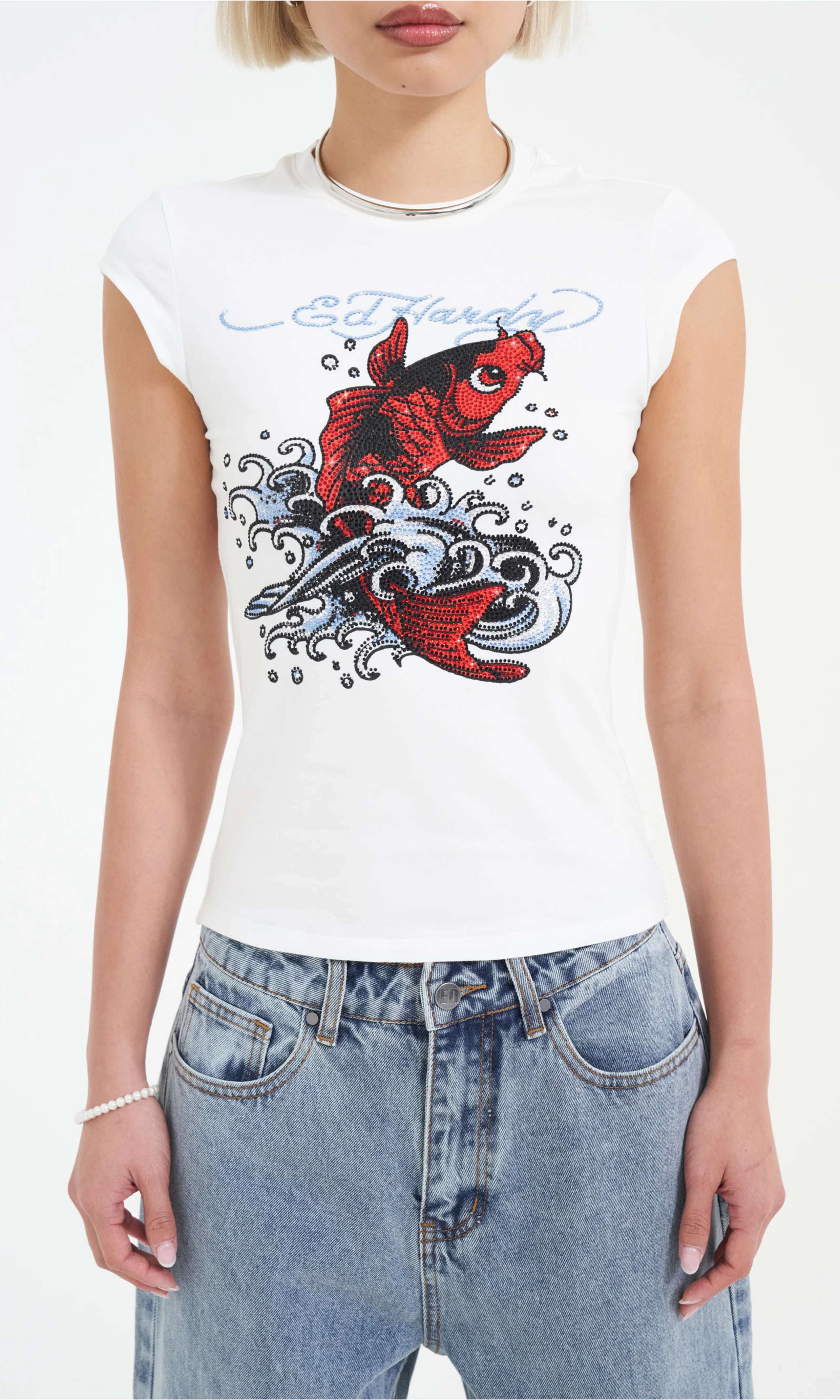 Koi Fish Diamante T-skjorte. Front. Model.